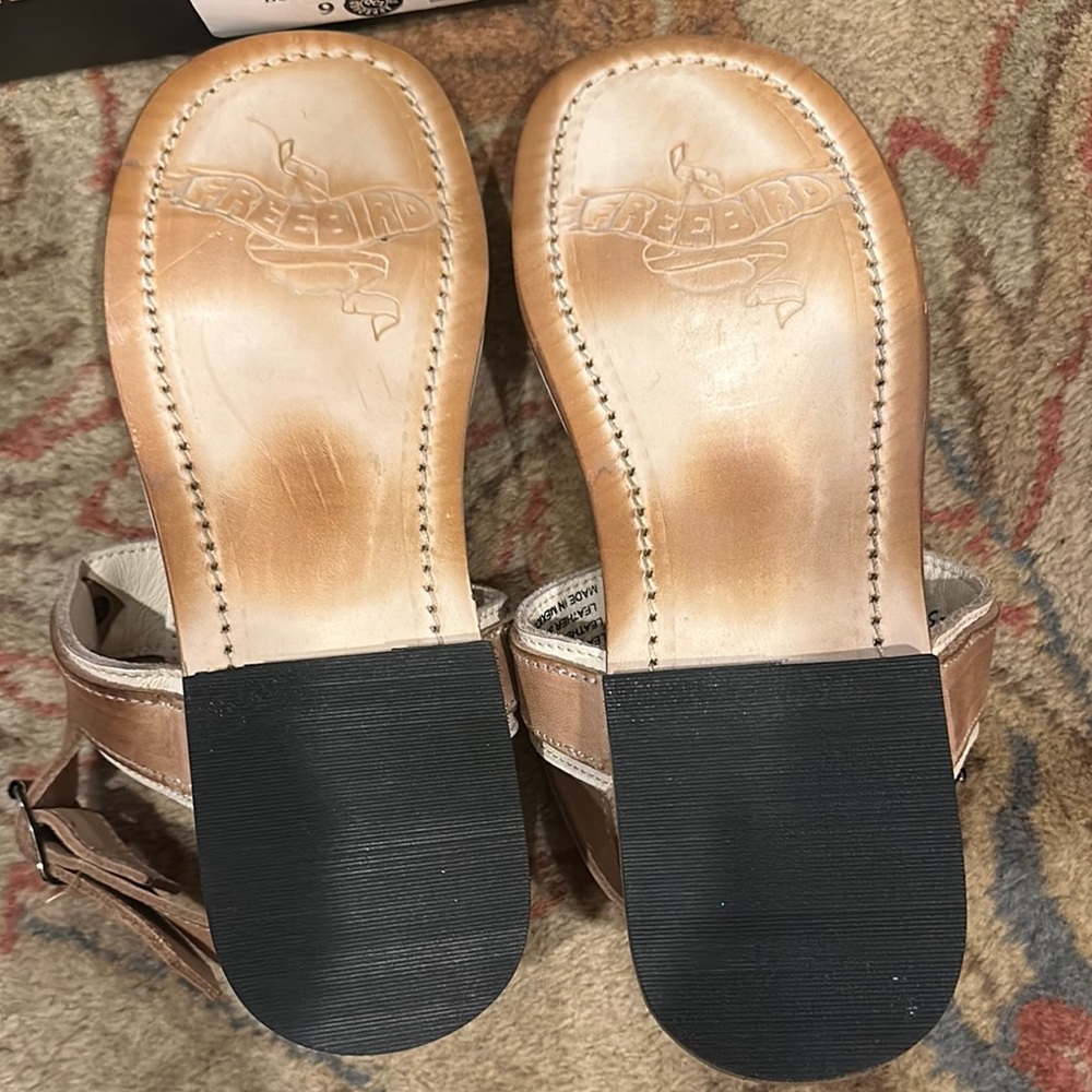 Stylish Freebird Tan and Cream Sorrento Sandals NWT - Picture 4 of 5